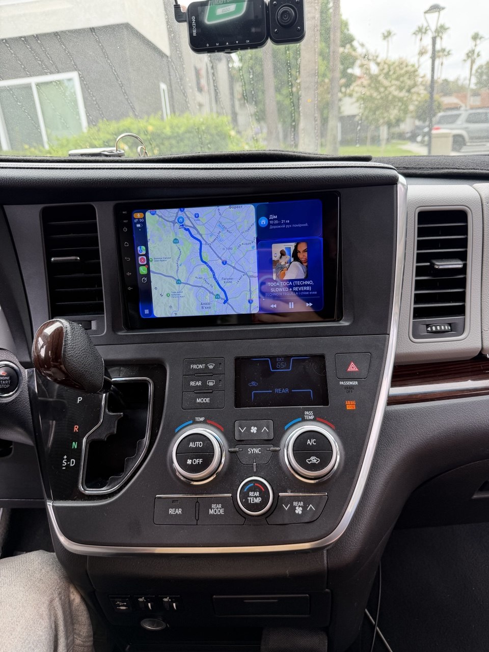Toyota Sienna CarPlay screen installed